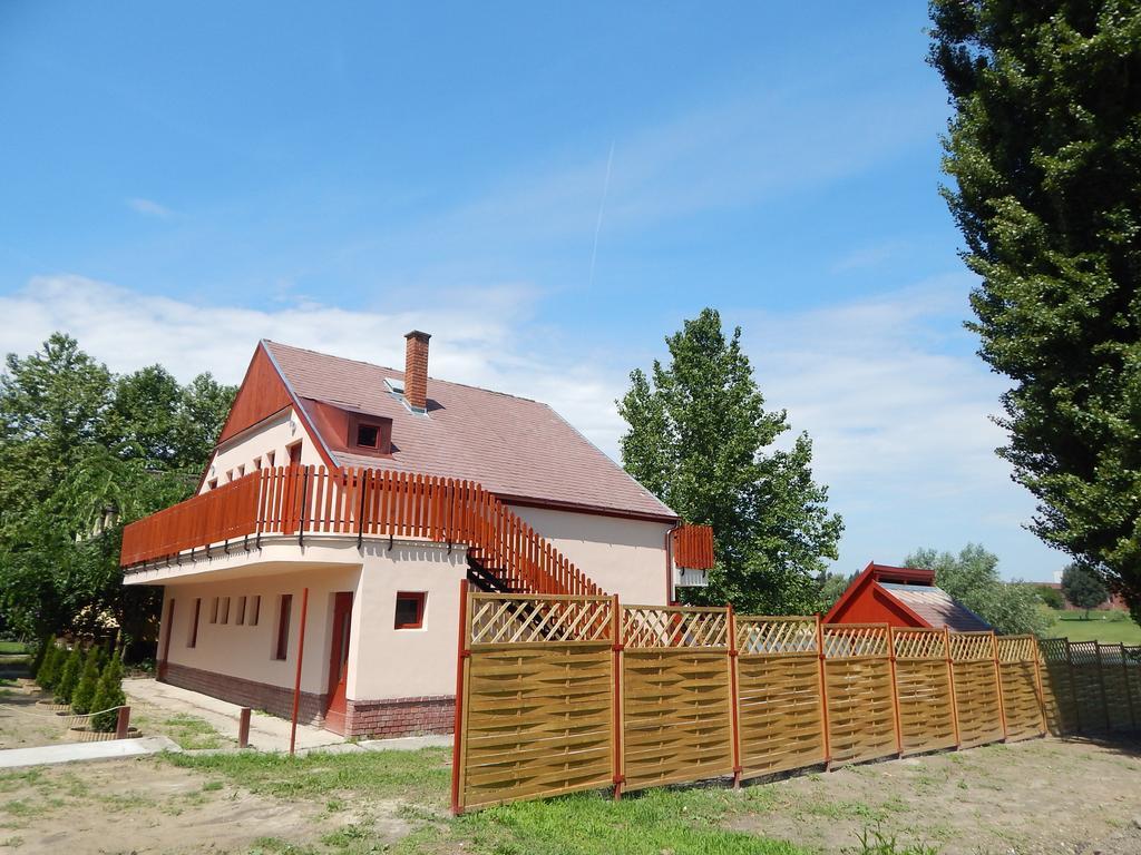 Napsugar Apartman Baja Rom bilde